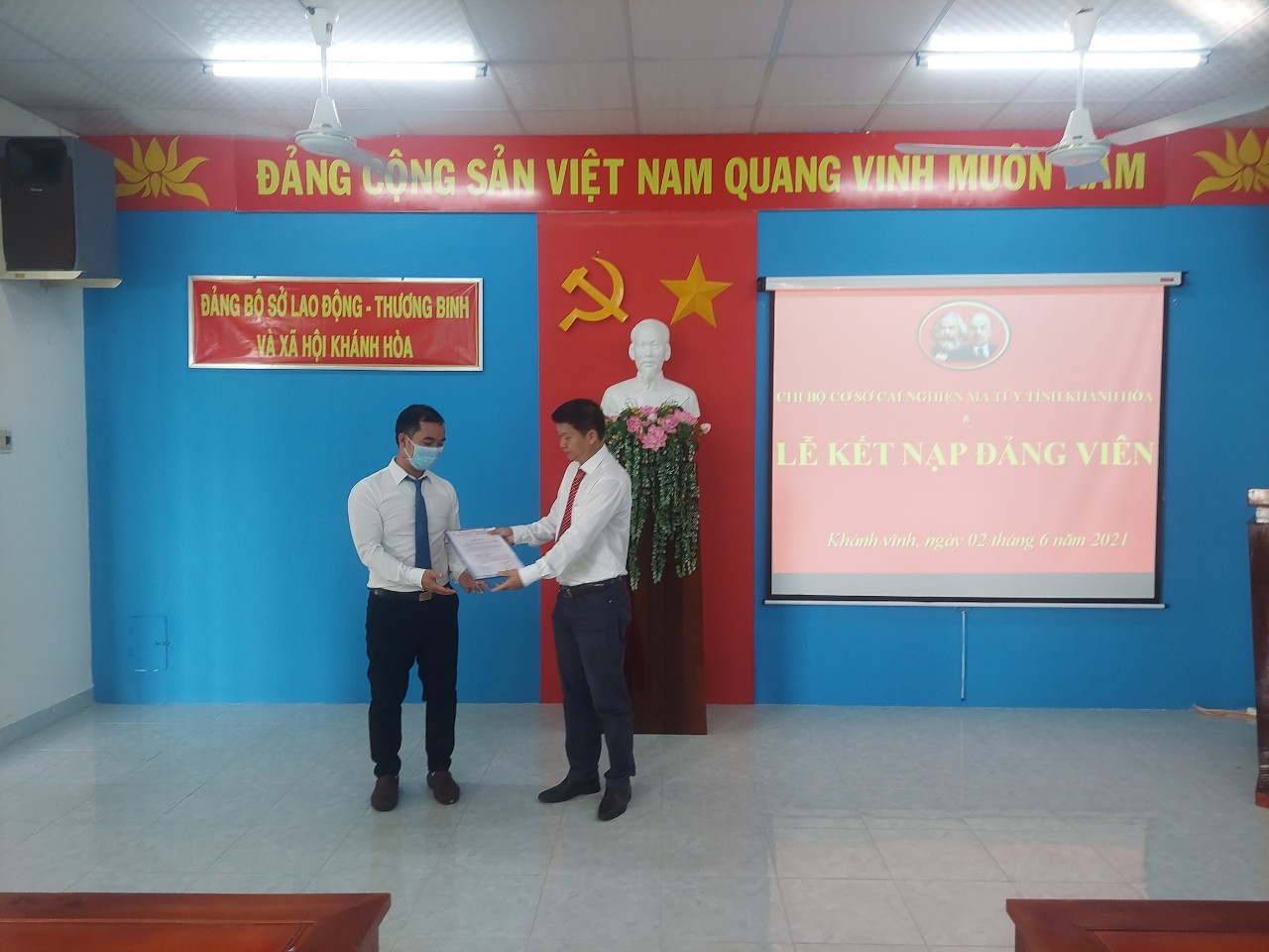 Đồng chí Phạm Đức Tân - Đảng uỷ viên, Bí thư Chi bộ Chi bộ Cơ sở cai nghiện ma túy tỉnh Khánh Hòa đã trao Quyết định kết nạp đảng viên của Đảng ủy Khối các cơ quan tỉnh Khánh Hòa cho đồng chí Đinh Nho Huân