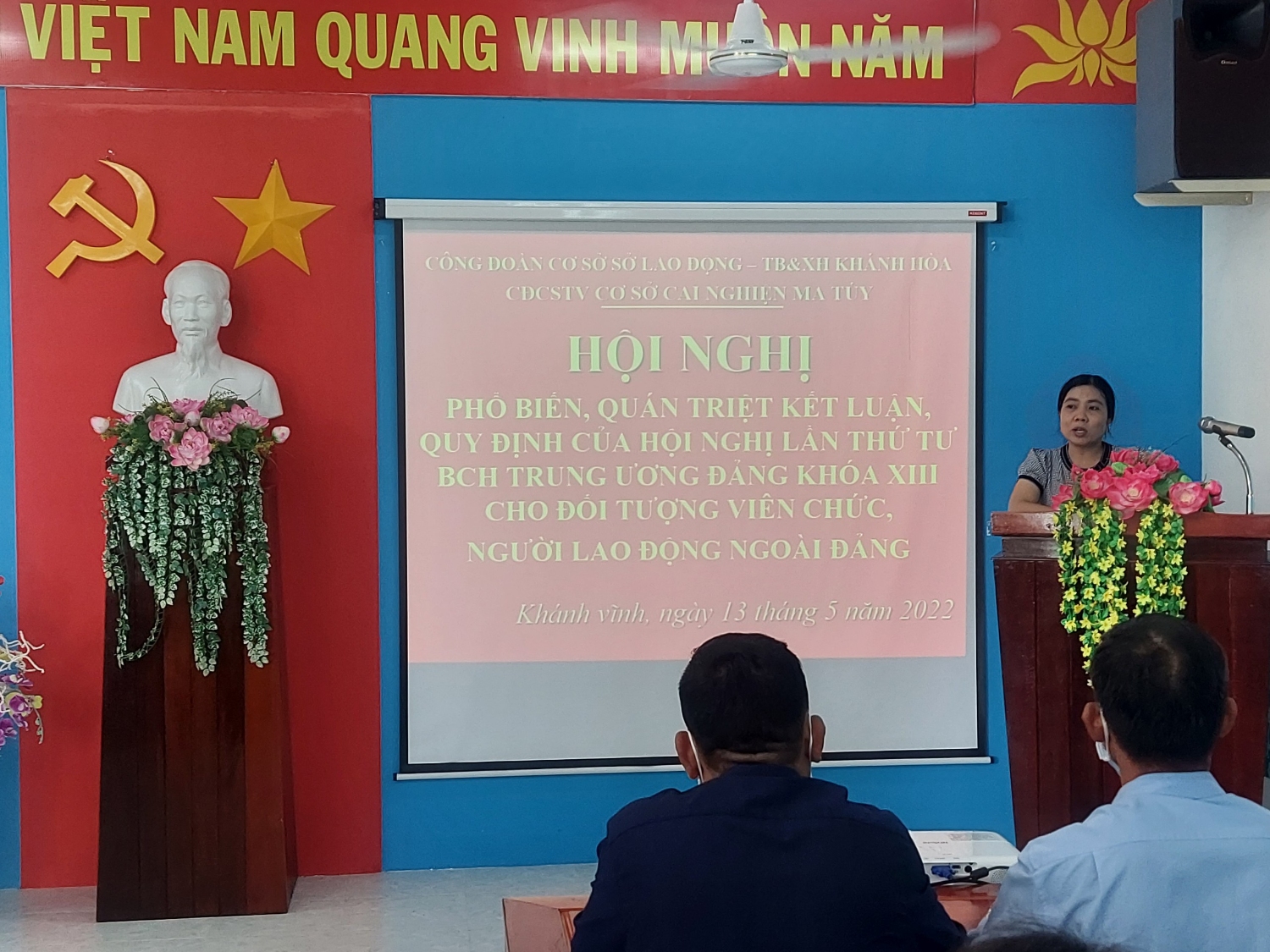 Đ/c Lê Thị Tuyết - Phó Bí thư Chi bộ, Phó Chủ tịch CĐCSTV Cơ sở cai nghiện ma túy báo cáo tại Hội nghị